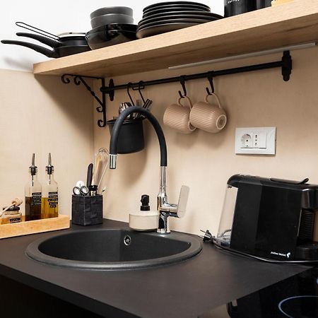 Deluxe Studio In City Center With Free Private Parking 로비니 외부 사진